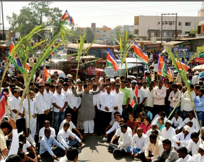 शेतकऱ्यांच्या ऊसाला हमीभाव व साखर निर्यातीसाठी परवानगी नाकारणाऱ्या तत्कालीन सरकारविरुद्ध रास्ता रोको आंदोलन करून भाषण करतांना मी व सोबत सर्व शेतकरी बांधव…